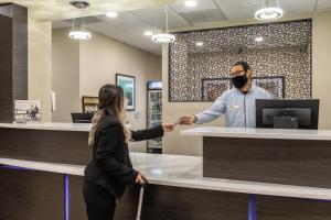 Area lobi atau resepsionis di Candlewood Suites Portland Airport, an IHG Hotel