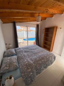 Un dormitorio con una cama y una ventana grande en Villa One Tenerife, en Costa del Silencio
