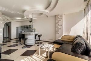 un soggiorno con divano e tavolo di Cozy Apartment in Most City Center a Dnipro