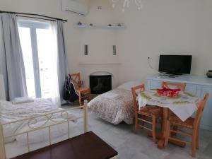TV a/nebo společenská místnost v ubytování Amphitrite Apartments Skyros
