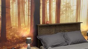 1 dormitorio con 1 cama con un mural forestal en Studio Ray Town Centre, en Spišská Nová Ves