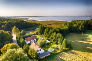 una vista aerea di una casa vicino all'acqua di Rybaczowka Luknajno a Mikołajki