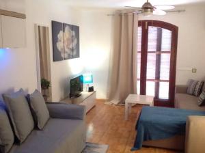 een woonkamer met een bank en een tafel bij STUDIO TAGORO in Costa Del Silencio