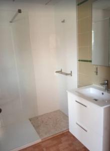 een witte badkamer met een wastafel en een spiegel bij STUDIO TAGORO in Costa Del Silencio