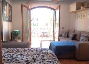 een woonkamer met een bed en een bank bij STUDIO TAGORO in Costa Del Silencio