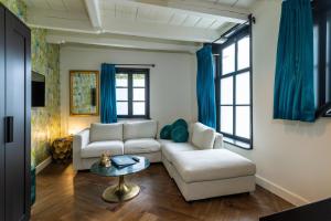 a living room filled with furniture and a window at Boutique Hotel Eleanor in Middelburg