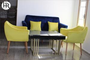 Ein Sitzbereich in der Unterkunft Hotel al rayan