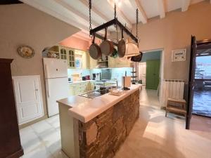 una cucina con una grande isola in una stanza di Kalafatis Private Villa Mykonos a Kalafatis