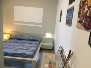 una piccola camera con un letto in una stanza di Casa Gialla 89 a Garbagnate Milanese
