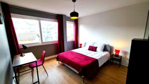 une chambre avec un lit avec une couverture rouge dans l'établissement Appartement Mâcon Centre T4 - 100m2, à Mâcon