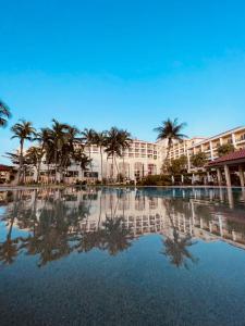 المسبح في Bangi Resort Hotel أو بالجوار