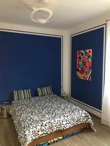 1 dormitorio con 1 cama con pared azul en Silvio Pellico, en Gorizia