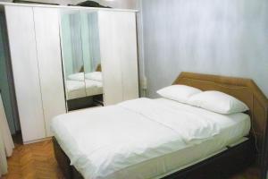um quarto com uma cama branca e um espelho em 3 Diffrent Apartments - Family Flats - Old Town - City Center em Istambul