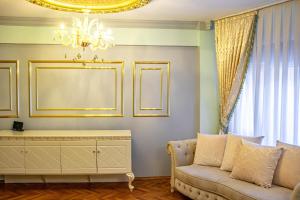 uma sala de estar com um sofá e um lustre em 3 Diffrent Apartments - Family Flats - Old Town - City Center em Istambul