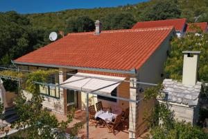 an aerial view of a house with a roof at Holiday house Lovre in Prapatnica