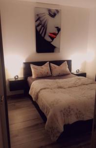 Schlafzimmer mit einem Bett mit Wandgemälde in der Unterkunft Seaview Apartment Moritz in Senj