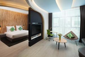Postel nebo postele na pokoji v ubytování Al Khoory Sky Garden Hotel