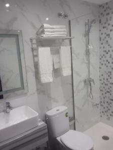 Bilik mandi di Hôtel laluna bay