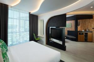 Kuchyň nebo kuchyňský kout v ubytování Al Khoory Sky Garden Hotel