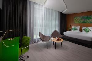 Postel nebo postele na pokoji v ubytování Al Khoory Sky Garden Hotel