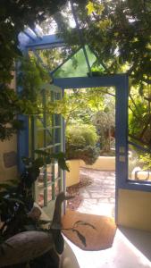 Boën的住宿－吉爾羅切茲旅館，通往种植了植物的庭院的蓝色门