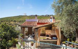 Cette petite maison dispose d'une terrasse couverte et d'un balcon. dans l'établissement Gorgeous Home In La Acea De La Borrega With Kitchen, à La Acena de la Borrega