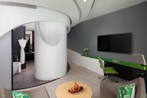 TV a/nebo společenská místnost v ubytování Al Khoory Sky Garden Hotel