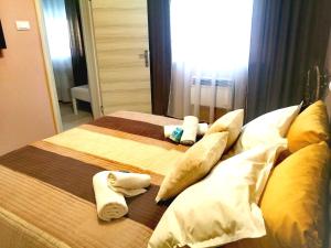 um quarto de hotel com duas camas com toalhas em ASTER apartman Bor em Bor