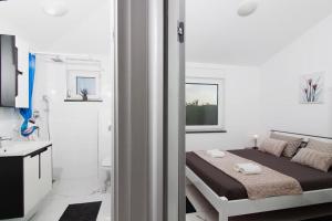 Łóżko lub łóżka w pokoju w obiekcie Apartments Talić Fažana