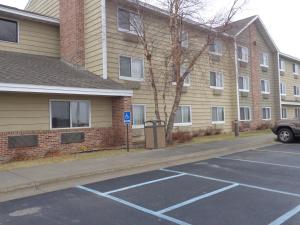 Un estacionamiento vacío frente a un edificio en AmericInn by Wyndham Coralville, en Coralville