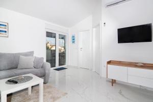 Telewizja i/lub zestaw kina domowego w obiekcie Apartments Talić Fažana