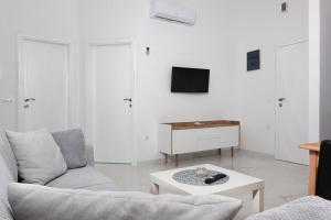 Telewizja i/lub zestaw kina domowego w obiekcie Apartments Talić Fažana