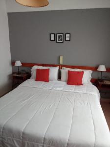 Una cama o camas en una habitación de Hotel Santa Eulalia II