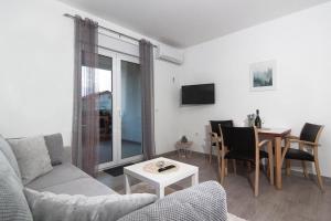 Telewizja i/lub zestaw kina domowego w obiekcie Apartments Talić Fažana