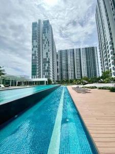 uma grande piscina numa cidade com edifícios altos em JB Perling New Cozy Studio em Johor Bahru