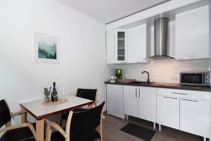 Kuchnia lub aneks kuchenny w obiekcie Apartments Talić Fažana