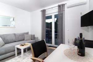 salon z kanapą i stołem w obiekcie Apartments Talić Fažana w Fažanie
