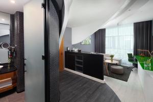 Kuchyň nebo kuchyňský kout v ubytování Al Khoory Sky Garden Hotel