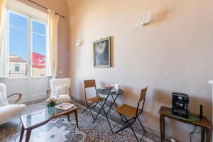 a living room with a table and chairs at La Torre Garbata in Pisa