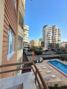 balcón de un edificio con piscina en Vacation Apartment Апартаменты в Алании, en Mahmutlar