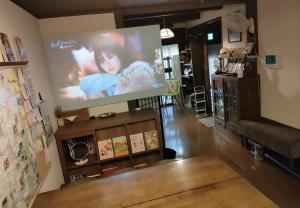  Il comprend un salon doté d'une télévision murale à écran plat. dans l'établissement Kyoto Villa Chiyotsuru, à Kyoto