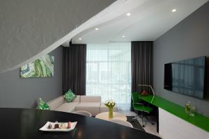 TV a/nebo společenská místnost v ubytování Al Khoory Sky Garden Hotel