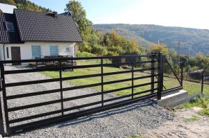 Ein schwarzer Zaun vor einem Haus in der Unterkunft Babia Chata in Zawoja