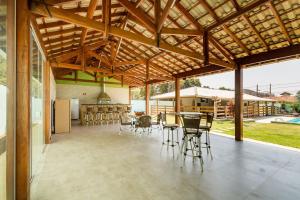 patio con mesa y sillas y cocina en Espaço Barão - Área de Lazer, en Araraquara