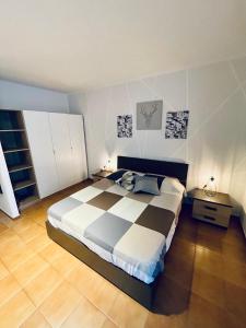 1 dormitorio con 1 cama grande en una habitación en RobertONE guest house 14, en Bari