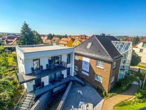 una vista aerea di una casa con balcone di Ambiente Apartments a Naumburg