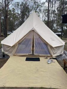 uma grande tenda sentada em cima de um cobertor em Childers Nature Camp em Childers