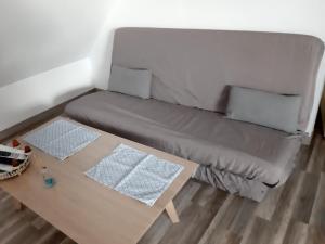 1 cama con 2 almohadas y 1 mesa en una habitación en Comme chez vous, en Le Torp-Mesnil