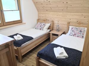 Dom między górami tesisinde bir odada yatak veya yataklar