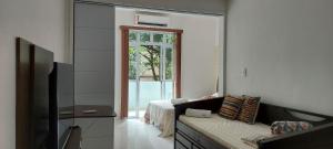 Habitación con dormitorio con cama y espejo. en Loft aconchegante no Leblon, en Río de Janeiro